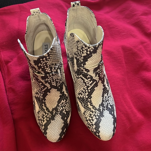 STEVE MADDEN Size 6 Narrate Pull on Boots Snake design - Picture 3 of 11